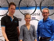 Olympisch triatlete Rachel Klamer ontvangt nieuwe racefiets uit handen van KOGA en Shimano Benelux