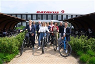Ministeries EZK en LNV brengen werkbezoek aan fietsfabriek van Accell